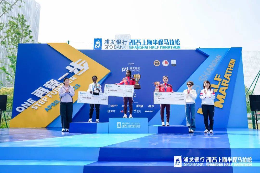 od体育娱乐-肯尼亚马拉松选手登顶领奖台